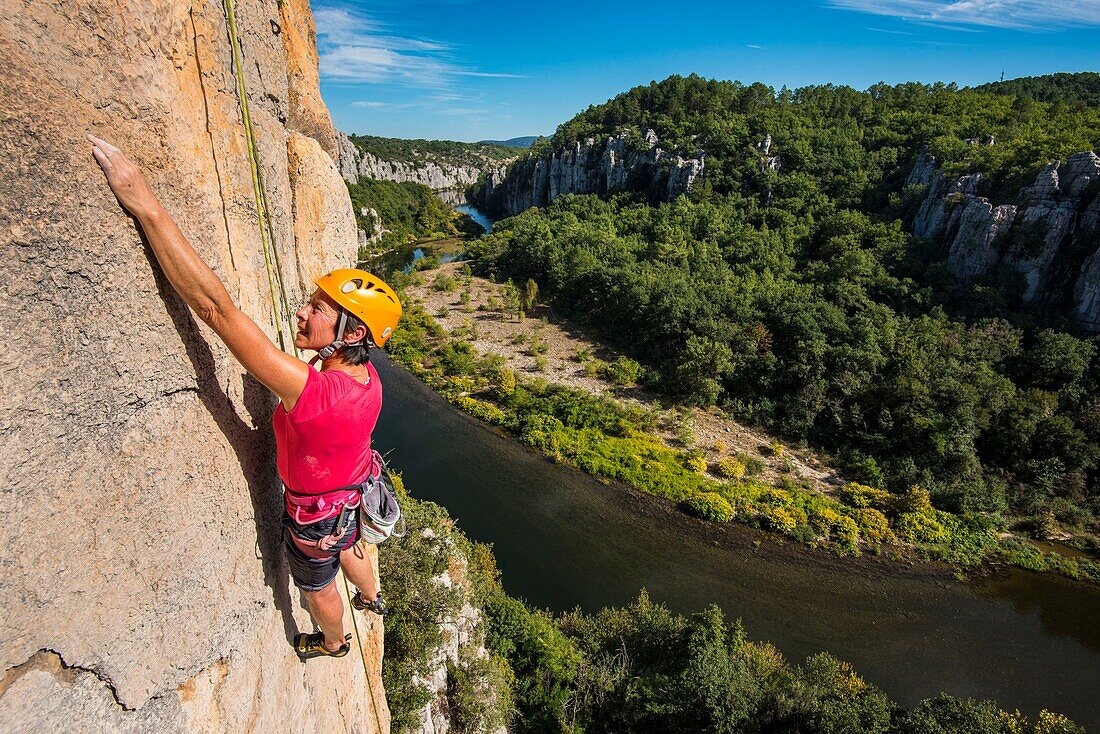 Frankreich, Ardeche, Berrias et Casteljau, Klettergebiet der Vire aux Oiseaux über dem Fluss Chassezac