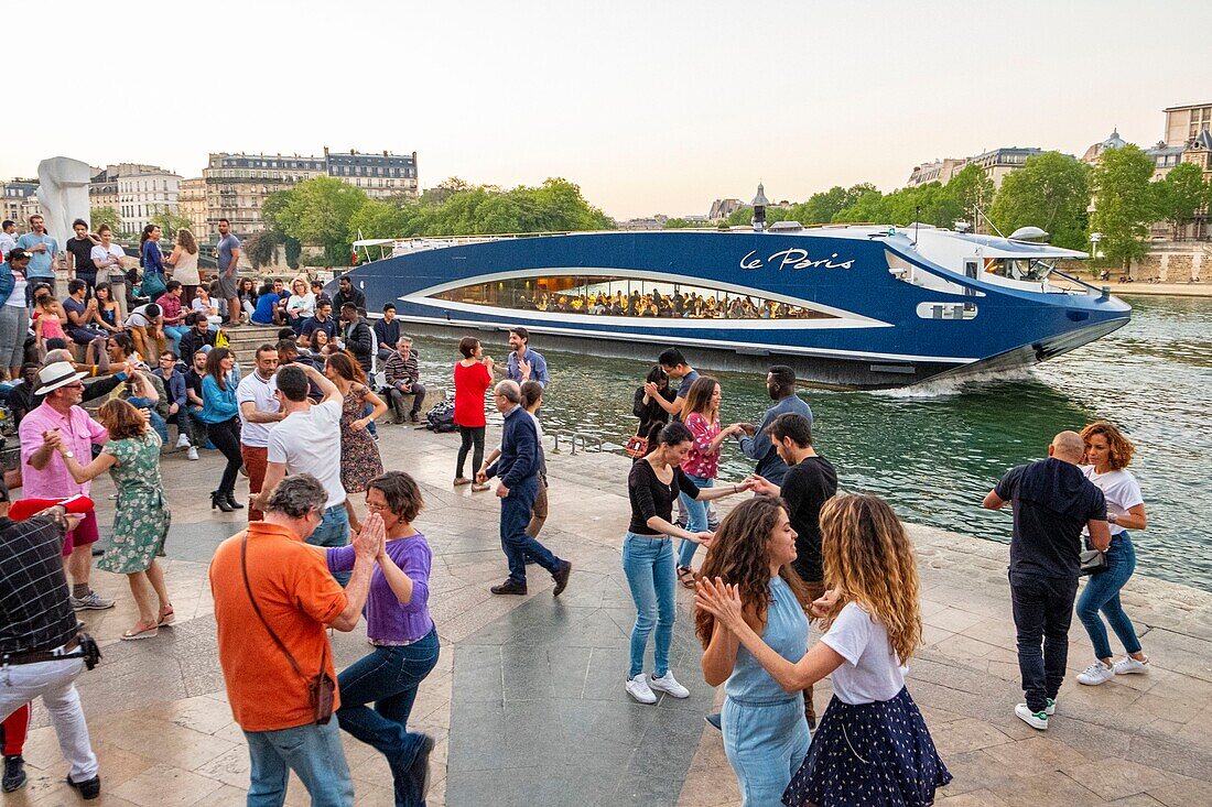 France, Paris, Tino Rossi garden, on the banks of the Seine, Salsa dance on summer evenings\n