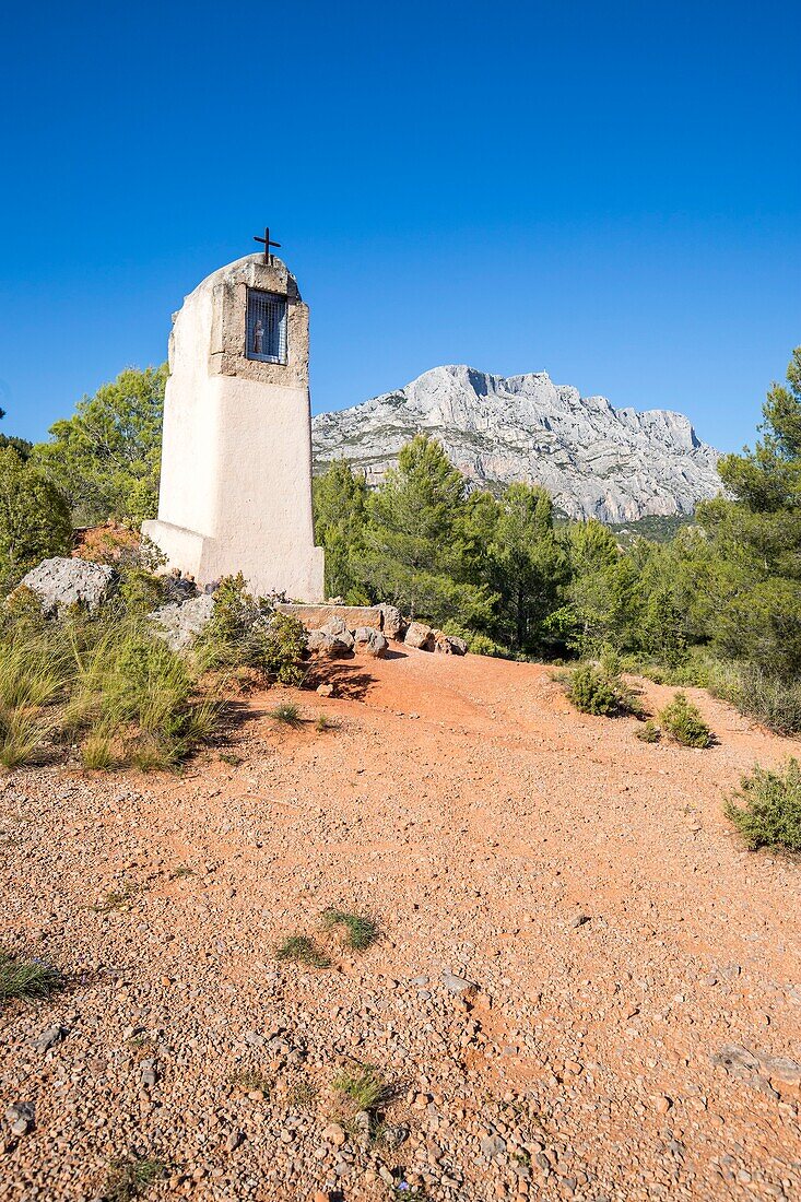 France, Bouches du Rhône, Pays d'Aix, Grand Site Sainte-Victoire, Beaurecueil, to Le Tholonet, oratory in front of the Montagne Sainte-Victoire, Cézanne road\n