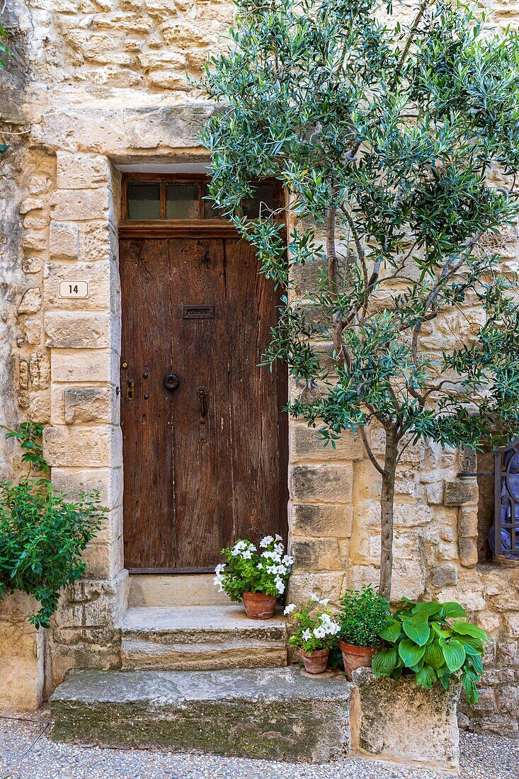 Frankreich, Vaucluse, Venasque, ausgezeichnet als die schönsten Dörfer Frankreichs, Eingangstor zum Dorfhaus