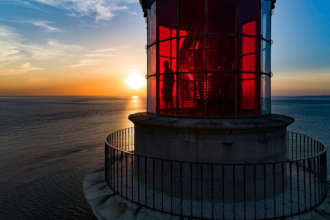 Frankreich, Gironde, Verdon-sur-Mer, Felsplateau von Cordouan, Leuchtturm von Cordouan, denkmalgeschützt, Leuchtturmwärter an der Laterne bei Sonnenuntergang (Luftaufnahme)