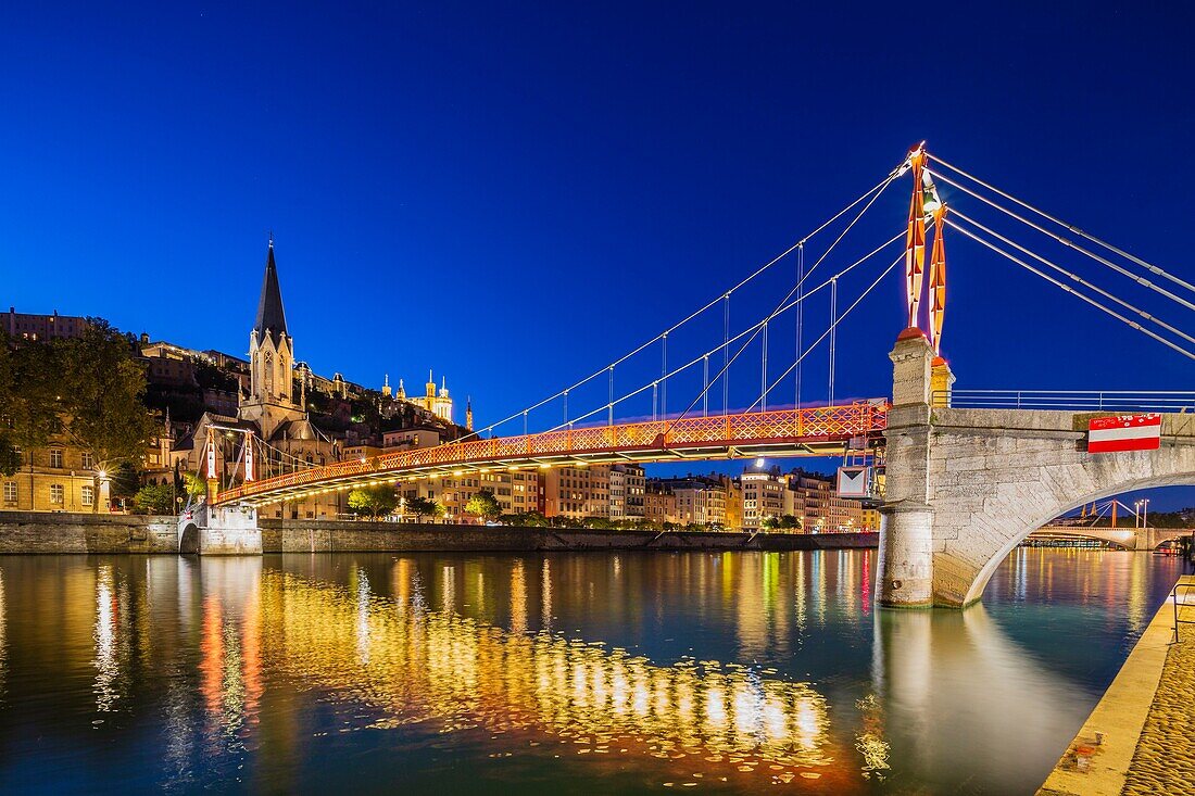 Frankreich, Rhone, Lyon, historisches Zentrum, das zum UNESCO-Weltkulturerbe gehört, Paul-Couturier-Fußgängerbrücke über die Saone, im Hintergrund die Kirche Saint-Georges und Notre-Dame de Fourviere