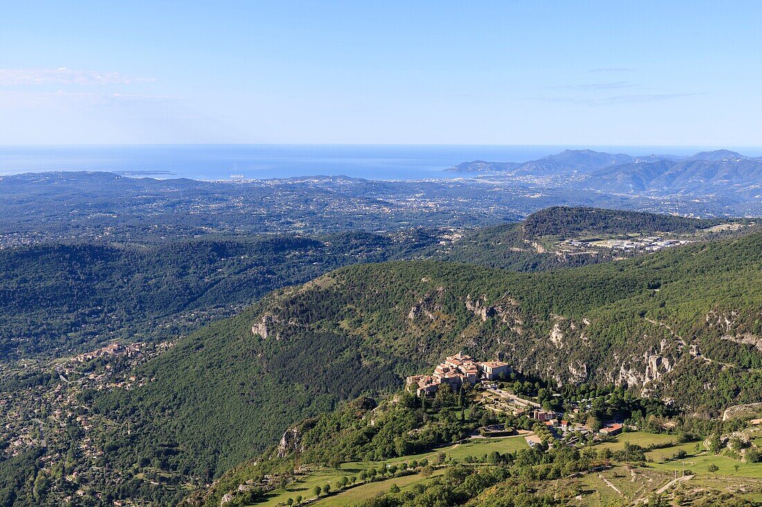 Frankreich, Alpes Maritimes, Parc Naturel Regional des Prealpes d'Azur, Gourdon, beschriftet mit Les Plus Beaux Villages de France, die Küste der Côte d'Azur und Esterel im Hintergrund