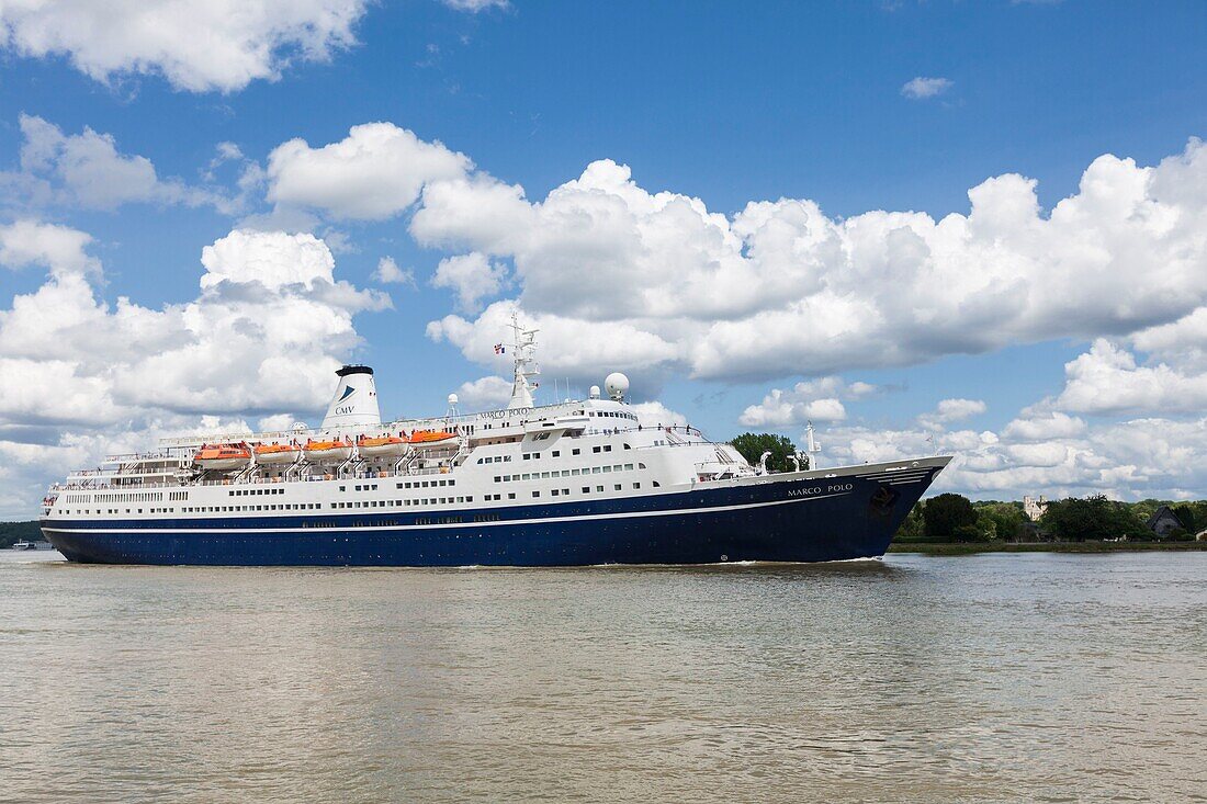 Frankreich, Seine Maritime, Heurteauville, Armada 2019, Marco Polo, Kreuzfahrtschiff, Fahrt auf der Seine, vor der Abtei von Jumieges