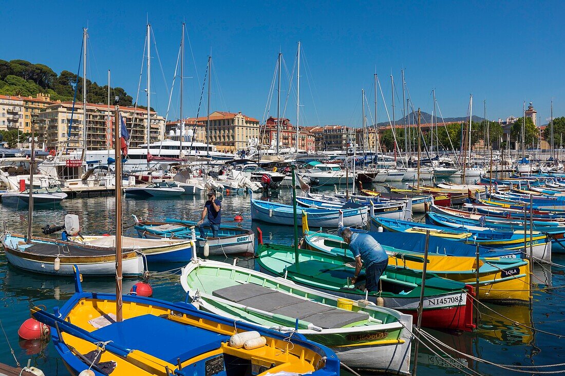 Frankreich, Alpes-Maritimes, Nizza, von der UNESCO zum Weltkulturerbe erklärt, der alte Hafen oder Hafen Lympia, Pointus (traditionelle Fischerboote)