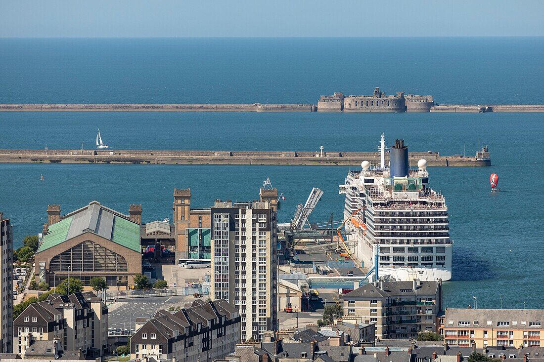 Frankreich, Manche, Cherbourg, Blick vom Fort du Roule auf die Stadt Cherbourg, Transatlantikfährhafen Cherbourg und das angedockte Linienschiff Arcadia (Central Fort im Hintergrund)