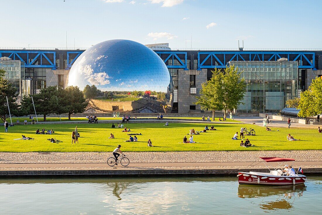 Frankreich, Paris, Park La Villette, Ourcq-Kanal und die Geode