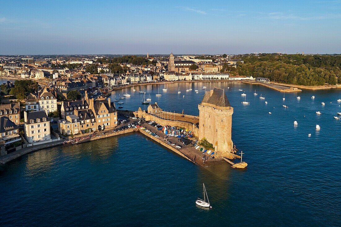 Frankreich, Ille et Vilaine, Cote d'Emeraude (Smaragdküste), Saint Malo, Bezirk Saint Servan, Hafen und Tour Solidor, der 1382 erbaute Turm beherbergt das Musee International du Long Cours Cap Hornier (Internationales Museum für Langstreckensegeln) (Luftaufnahme)