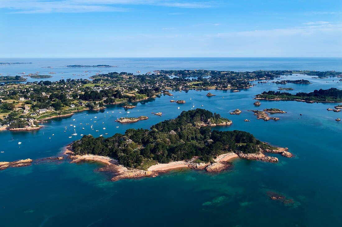 Frankreich, Cotes d'Armor, Ile de Brehat und île Logodec, die Bucht la Chambre (Luftaufnahme)