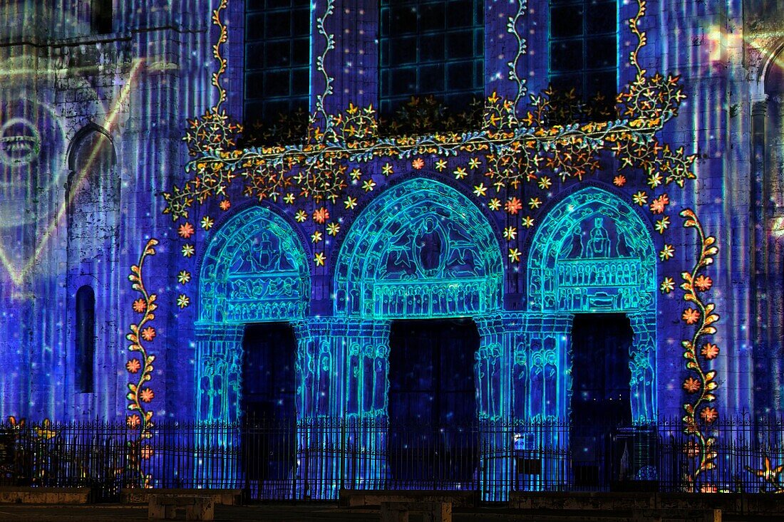 Frankreich, Eure et Loir, Chartres, Kathedrale Notre Dame, die von der UNESCO zum Weltkulturerbe erklärt wurde, Illuminationen während Chartres en Lumieres, Westfassade