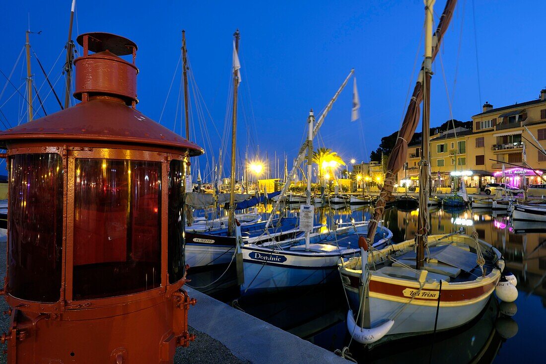 Frankreich, Var, Sanary sur Mer, der Hafen, traditionelle Fischerboote, der Pointus