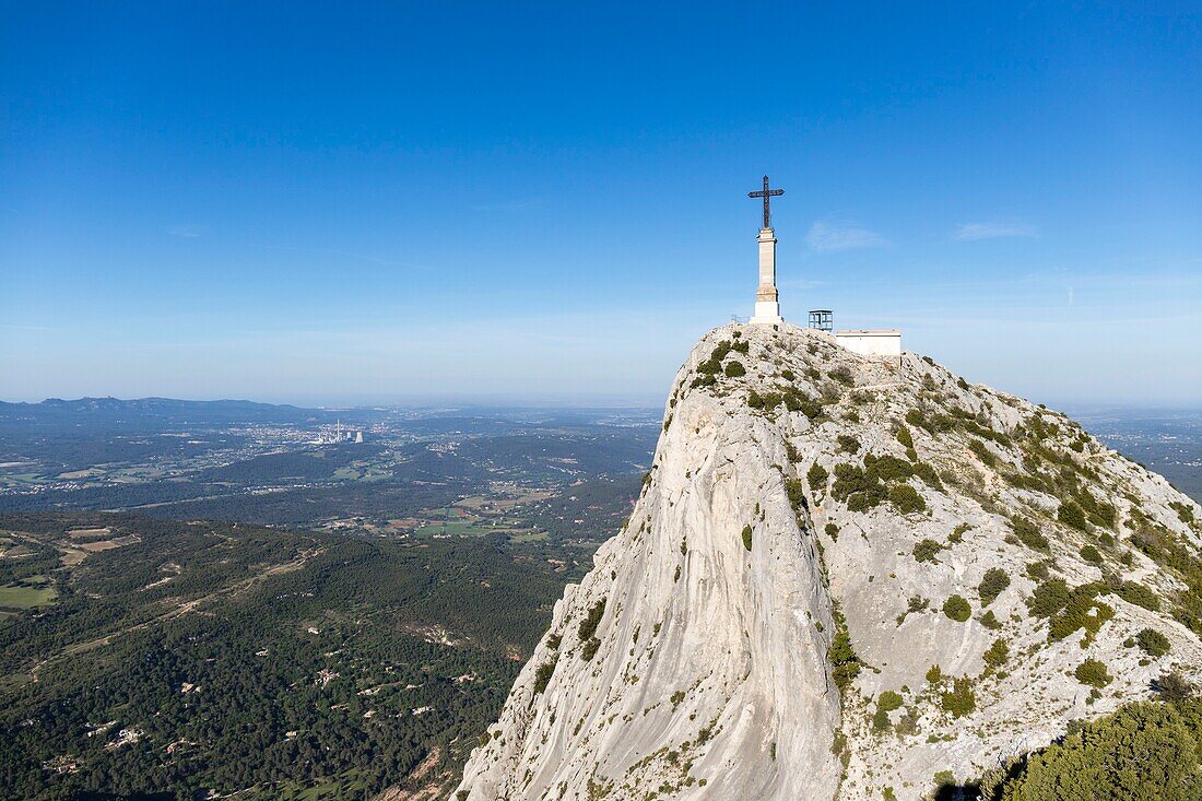 Frankreich, Bouches du Rhône, Pays d'Aix, Grand Site Sainte-Victoire, Saint-Antonin-sur-Bayon, Berg Sainte-Victoire, die Kämme, GR9, Croix de Provence (946m)