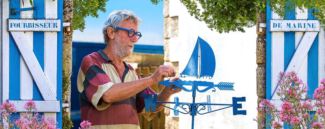 Frankreich, Morbihan, La Trinité sur Mer, Flohmarkt für maritime Gegenstände und Wetterfahne im Dorf