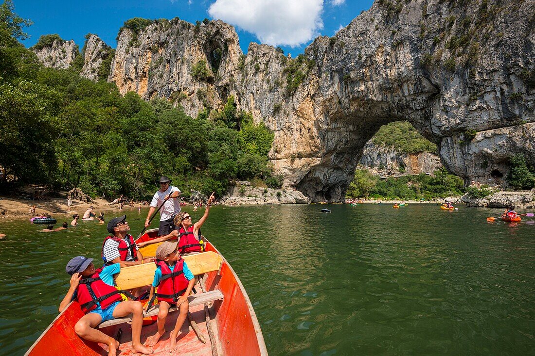 Frankreich, Ardeche, Vallon Pont d'Arc, Pont d'Arc, Bootsfahrt mit den Bateliers de l'Ardeche