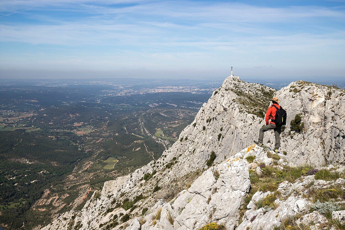 Frankreich, Bouches du Rhône, Pays d'Aix, Grand Site Sainte-Victoire, Saint-Antonin-sur-Bayon, Berg Sainte-Victoire, die Crests, GR9, Croix de Provence (946m)