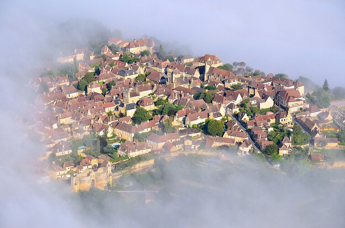 Frankreich, Dordogne, Perigord Noir, Dordogne-Tal, Domme, ausgezeichnet als schönste Dörfer Frankreichs, Domme (Luftaufnahme)