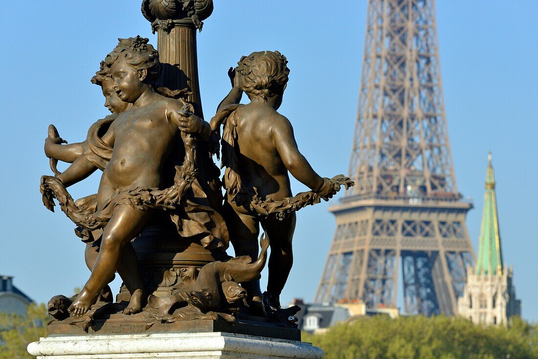 Frankreich, Paris, von der UNESCO zum Weltkulturerbe erklärtes Gebiet, im Hintergrund die Brücke Alexander III. und der Eiffelturm