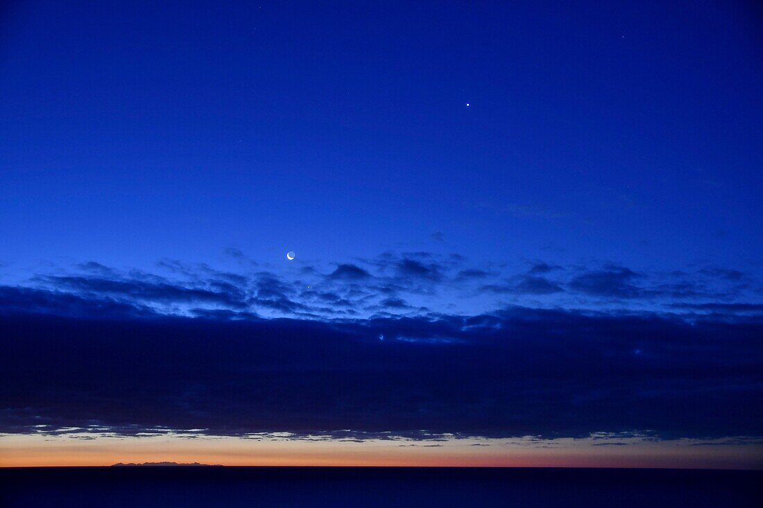 Frankreich, Var, Sonnenaufgang, Mond, Korsika in der Ferne vom Esterel-Massiv