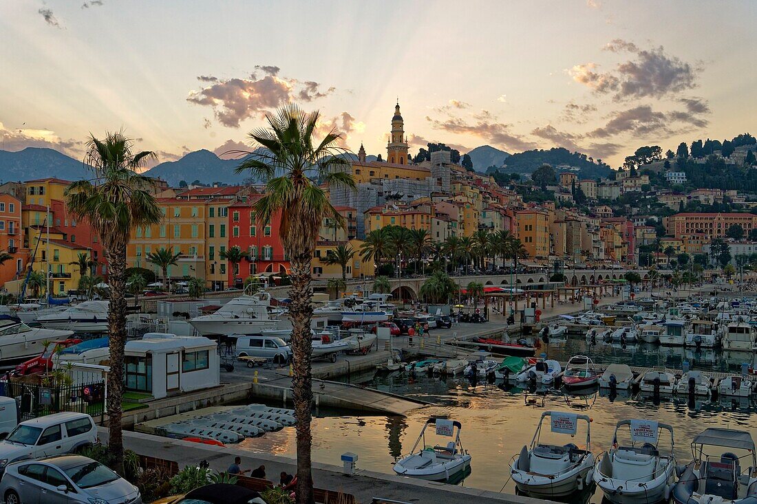 Frankreich, Alpes Maritimes, Menton, der Hafen und die von der Basilika Saint Michel Archange beherrschte Altstadt