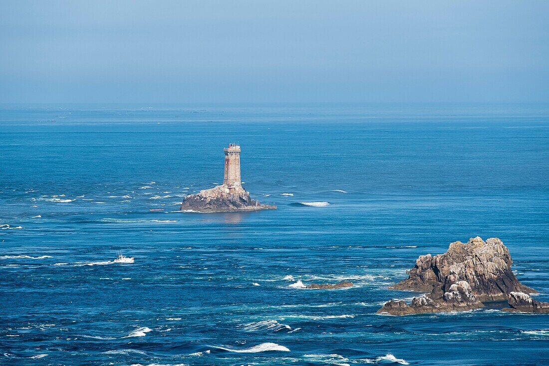 Frankreich, Finistere, Plogoff, Pointe du Raz am Wanderweg GR 34 oder Zollweg, Leuchtturm La Vieille