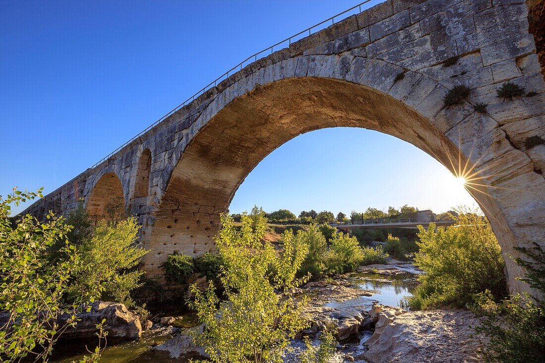 Frankreich, Vaucluse, Luberon, Bonnieux, Pont Julien am Cavalon, römische Brücke aus dem dritten Jahrhundert v. Chr. an der Via Domitia auf dem Calavon-Radweg