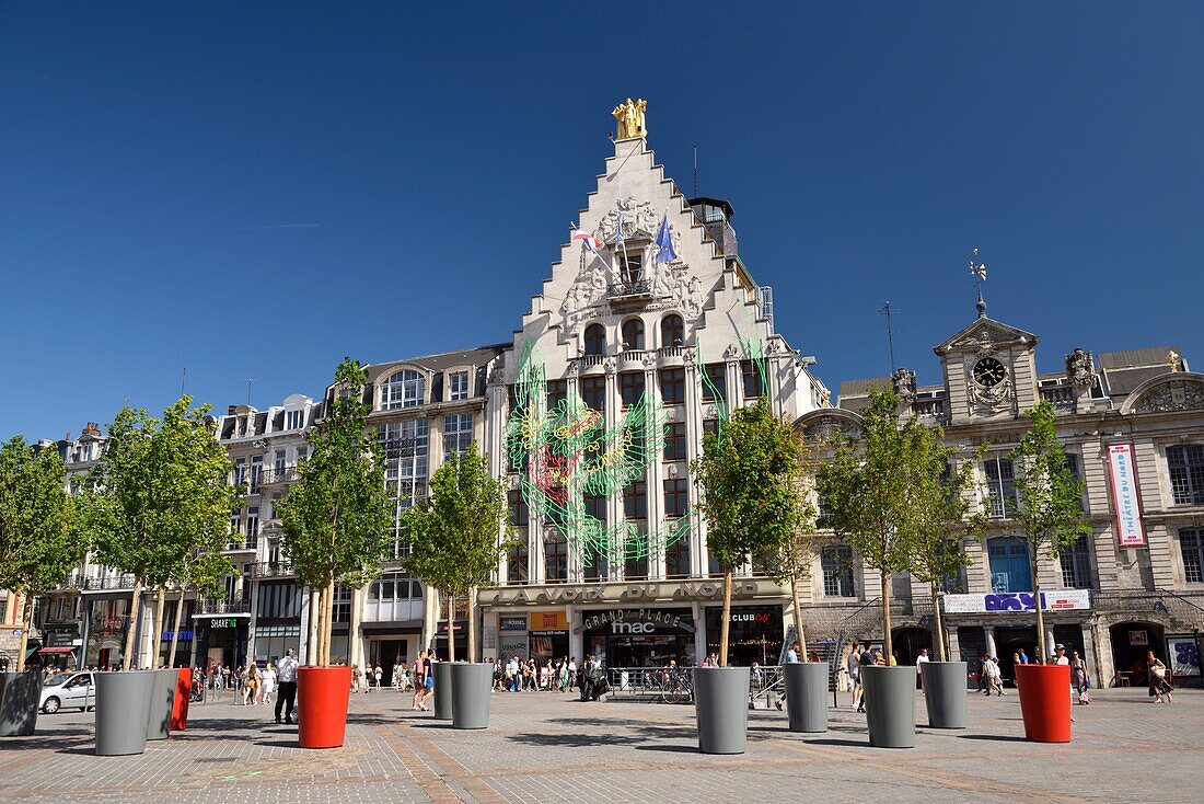 Frankreich, Nord, Lille, Place du General De Gaulle oder Grand Place, Fassade des Gebäudes der Voix du Nord mit einer Zeichnung im Rahmen der Ausstellung Lille 3000 Eldorado neben dem Theater des Nordens