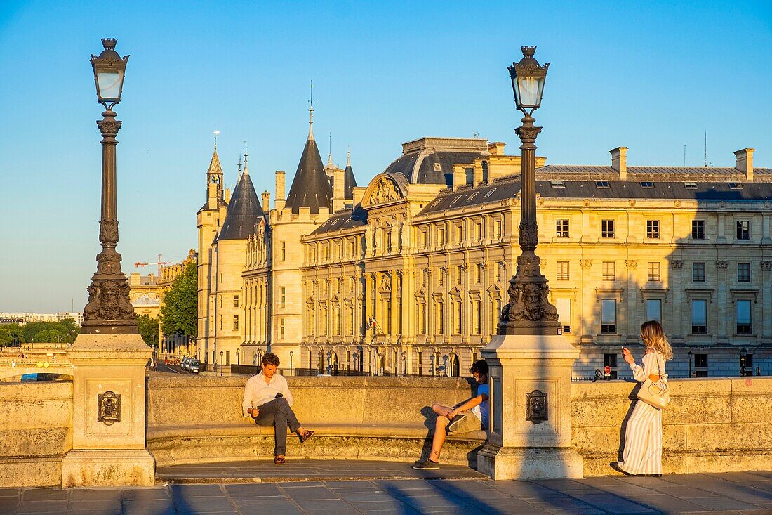 Frankreich, Paris, von der UNESCO zum Weltkulturerbe erklärtes Gebiet, die Change-Brücke und die Conciergerie