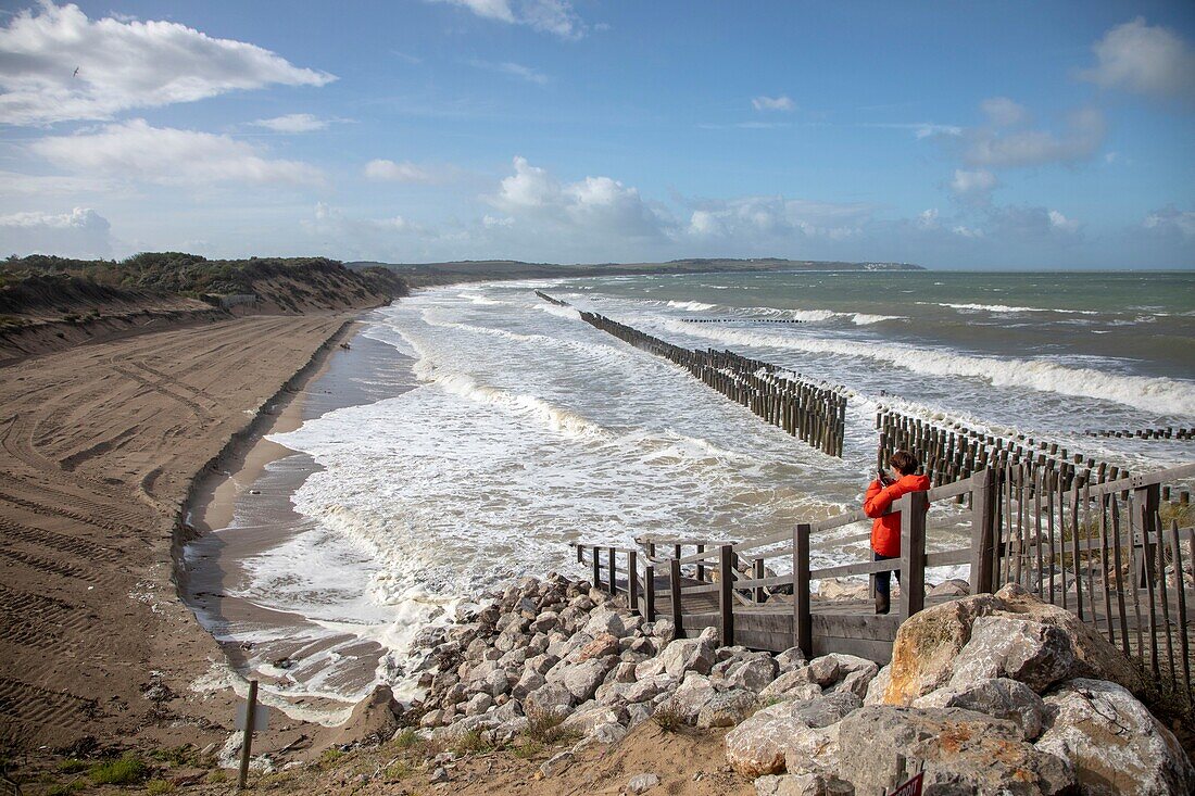 Frankreich, Pas de Calais, Cote d'Opale, Bucht von Wissant bei Flut an einem stürmischen Tag und großer Flut, Erosion der Düne, die bei jedem Sturm zurückgeht