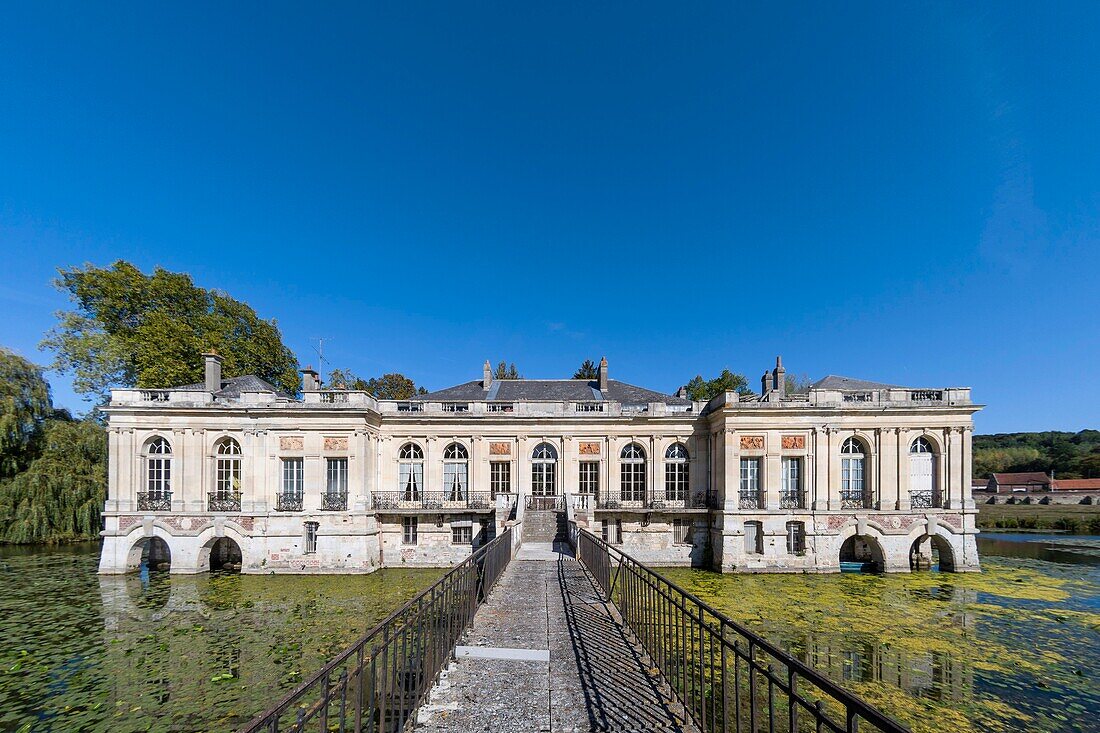 France, Oise, Ricquebourg castle, with its Eiffel style bridge\n