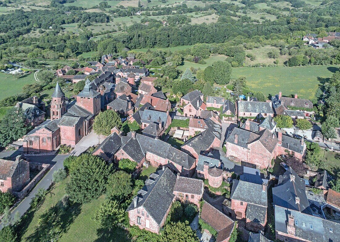 Frankreich, Correze, Collonges la Rouge, Bezeichnung Les Plus Beaux Villages de France (Die schönsten Dörfer Frankreichs), Dorf aus rotem Sandstein (Luftaufnahme)