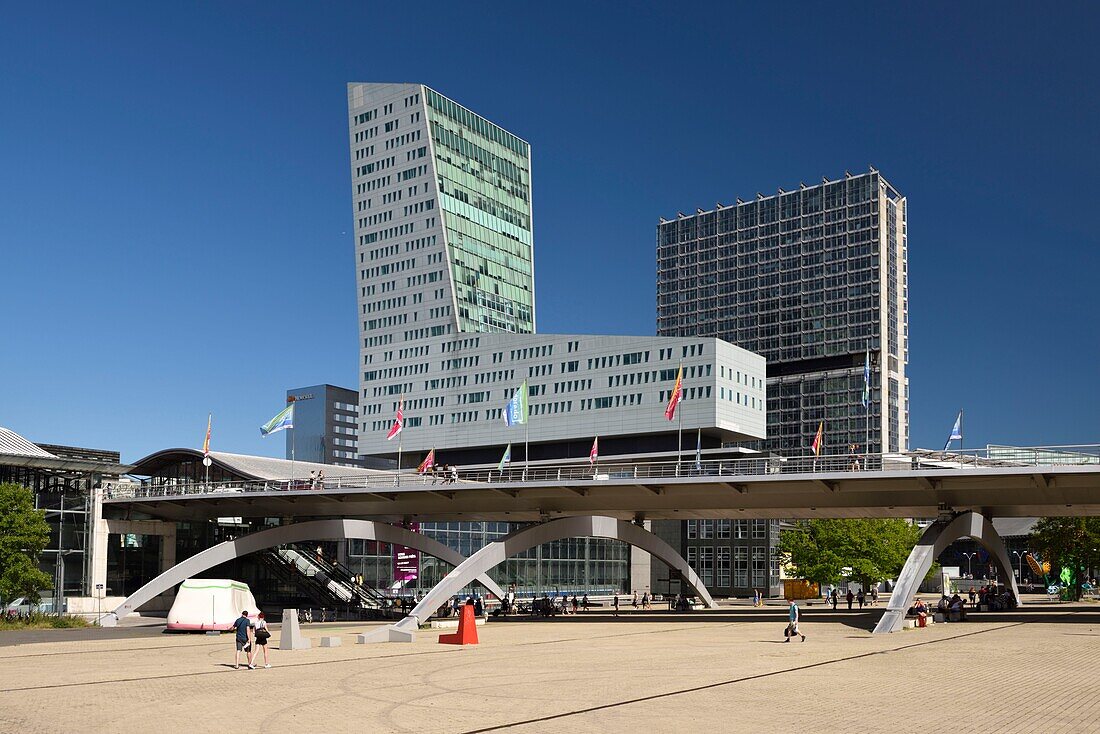 Frankreich, Nord, Lille, Esplanade Place François Mitterrand mit dem Geschäftsviertel Euralille, zu dem auch der Eurostar-Bahnhof und der TGV-Bahnhof Lille Europe gehören, überragt vom Turm von Lille und dem Turm von Lilleurope