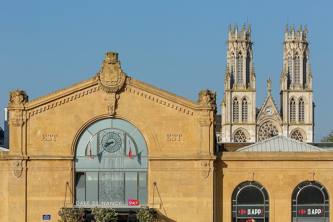 Frankreich, Meurthe et Moselle, Nancy, Bahnhof Nancy Ville, erbaut vom Architekten Charles Francois Chatelain im Jahr 1850, im Hintergrund die Kirche Saint Leon