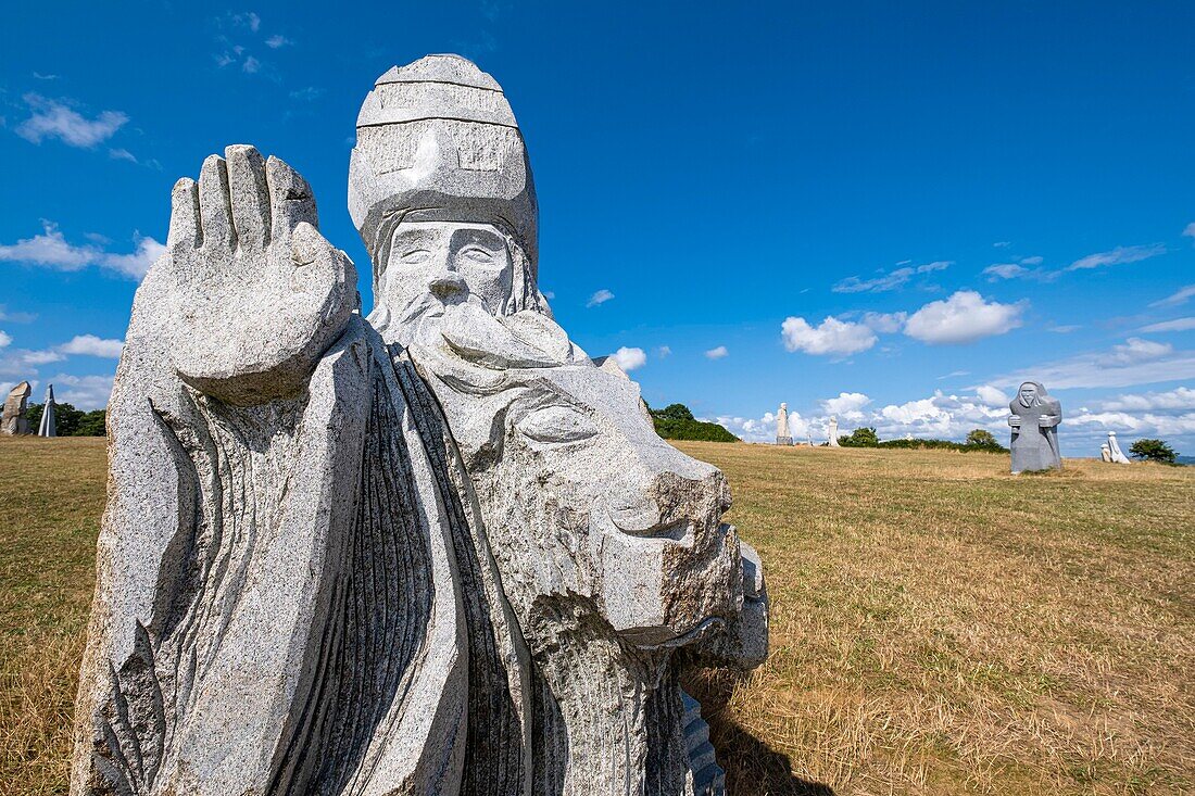 Frankreich, Cotes-d'Armor, Carnoet, das Tal der Heiligen oder die bretonische Osterinsel, ist ein assoziatives Projekt mit 1000 monumentalen, in Granit gehauenen Skulpturen, die 1000 bretonische Heilige darstellen