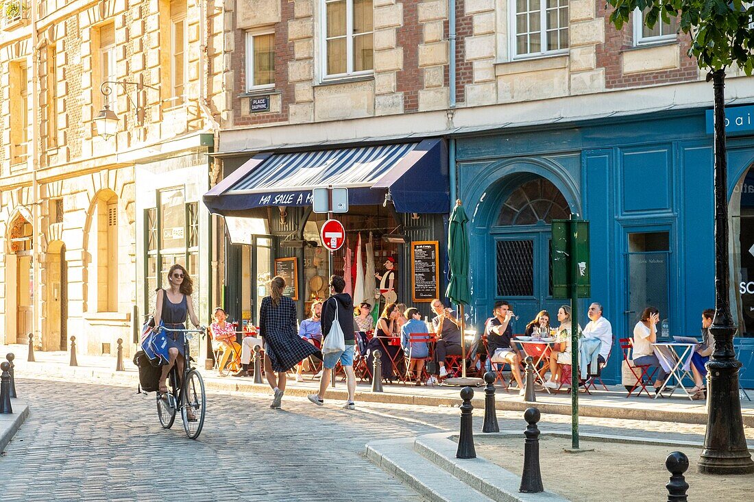 France, Paris, area listed as World Heritage by UNESCO, Ile de la Cite, Dauphine square | 3600260 GARDEL Bertrand / hemis.fr\n