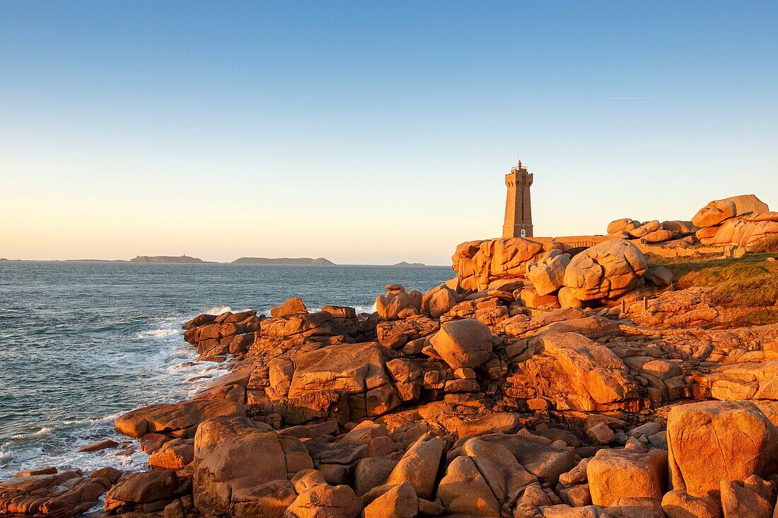 Frankreich, Cotes d'Armor, Rosa Granitküste, Perros Guirec, auf dem Zollwanderweg oder Wanderweg GR 34, Leuchtturm von Ploumanac'h oder Mean Ruz bei Sonnenuntergang