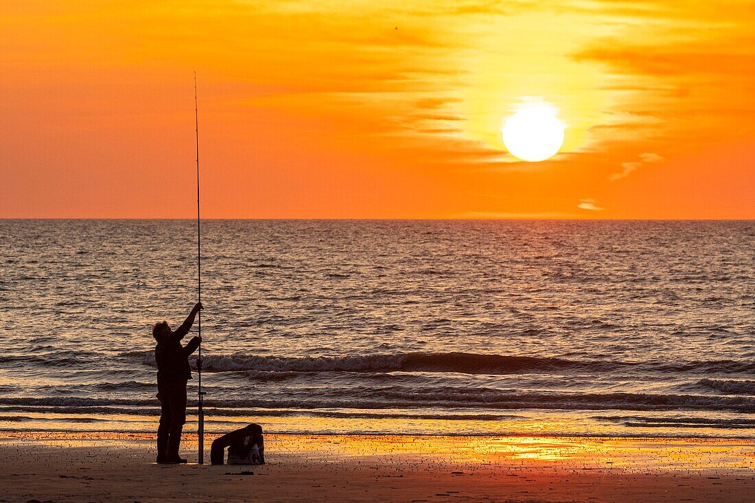 Frankreich, Somme, Marquenterre, Quend-Plage, Fischer am Strand bei Sonnenuntergang