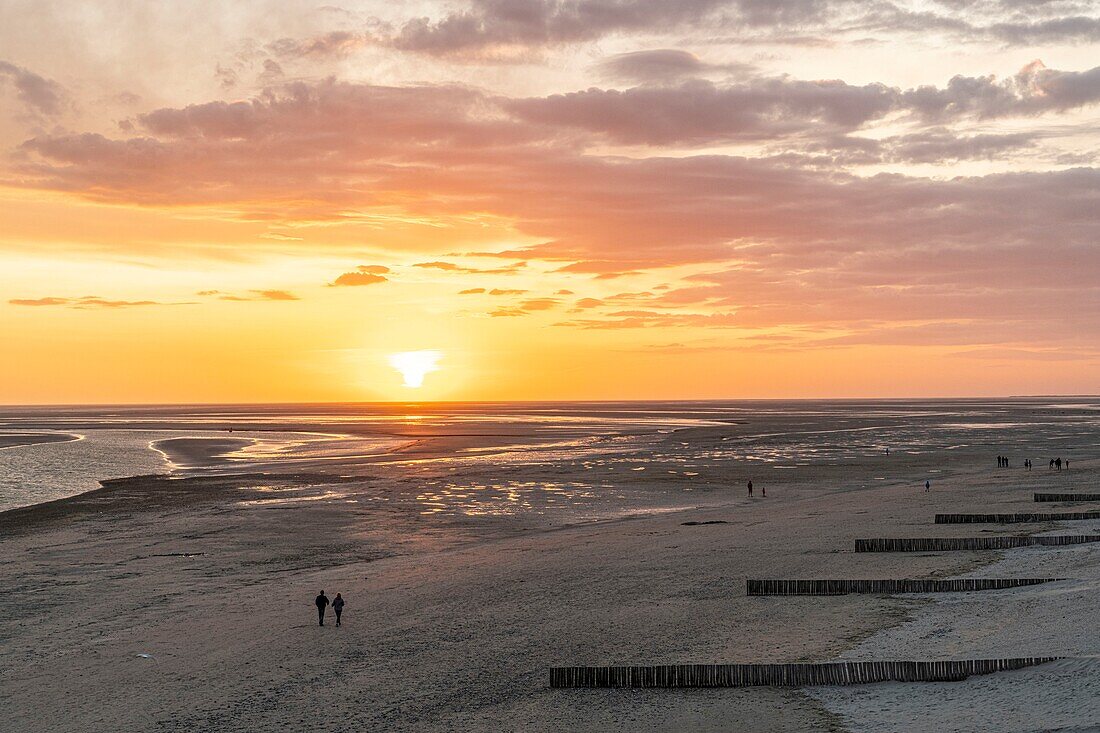 Frankreich, Somme, Baie de Somme, Le Crotoy, Sonnenuntergang über der Bucht bei Ebbe vom Aussichtspunkt auf den Höhen der Stadt