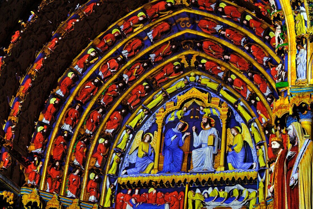 Frankreich, Eure et Loir, Chartres, Kathedrale Notre Dame, die von der UNESCO zum Weltkulturerbe erklärt wurde, Illuminationen während Chartres en Lumieres, Nordtor