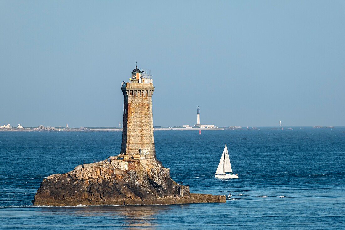 Frankreich, Finistere, Plogoff, Pointe du Raz, Leuchtturm La Vieille und Insel Sein im Hintergrund