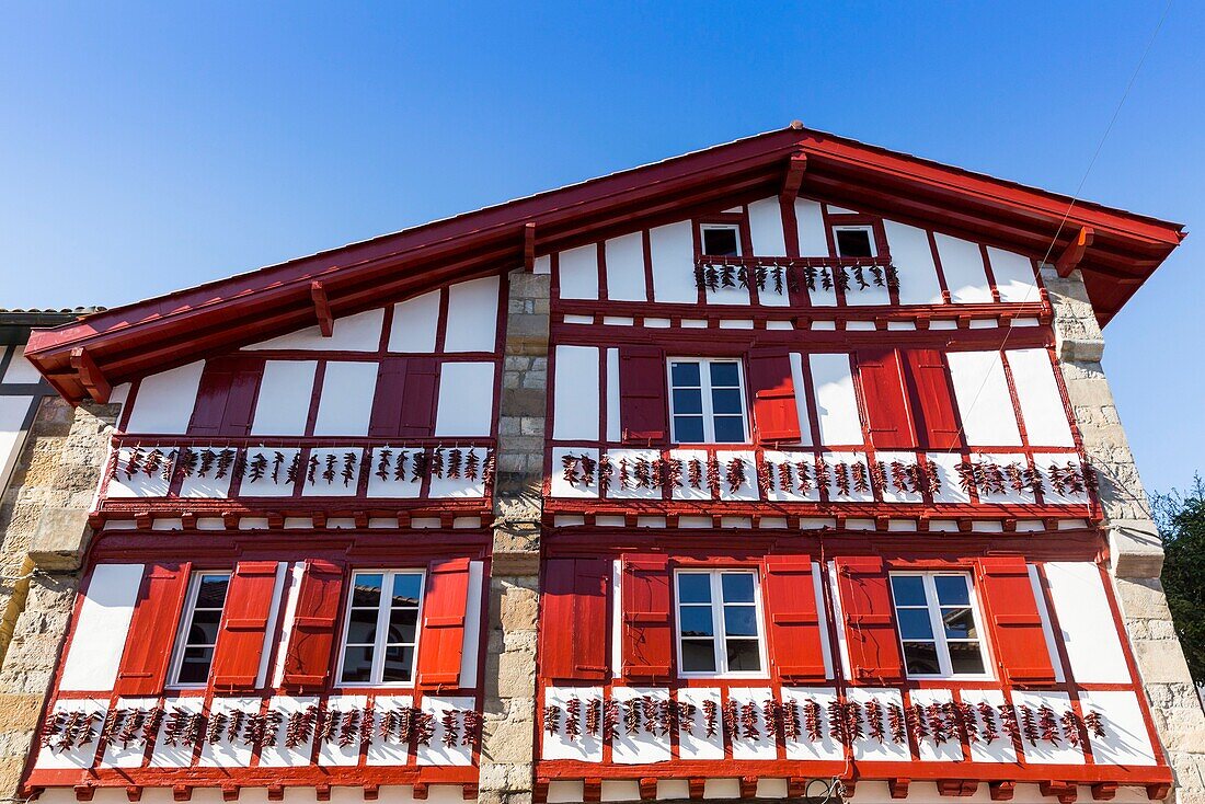 Frankreich, Pyrenäen Atlantiques, Baskenland (Frankreich), Espelette, traditionelle Fassade des Baskenlandes mit getrockneten Paprikaschoten