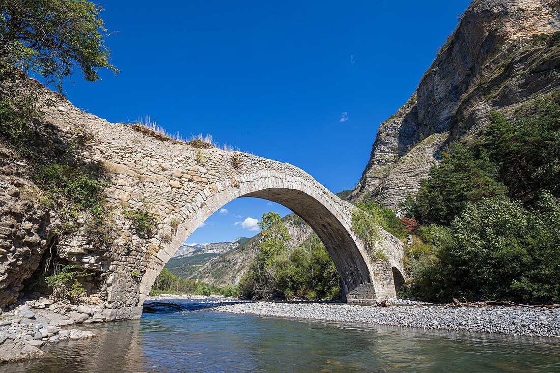 Frankreich, Alpes de Haute Provence, Thorame Haute, die Pont d'Ondres, die den Verdon überspannt, ist eines der emblematischen Denkmäler, die von dem von Stéphane Bern erdachten Lotto für ihre Restaurierung profitieren.