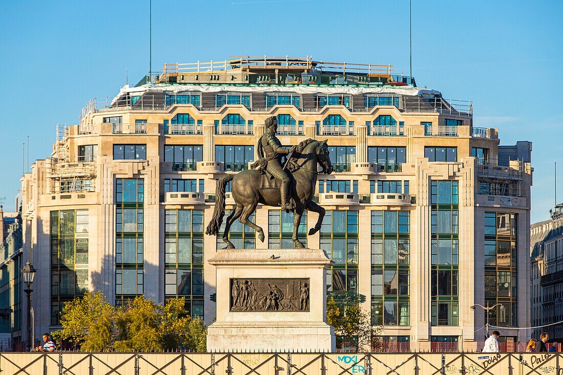 France, Paris, equestrian statue of Henri IV and the building of the Samaritaine\n
