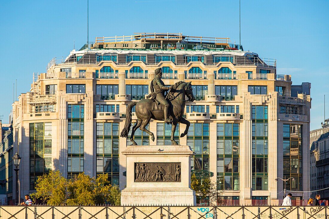 Frankreich, Paris, Reiterstandbild von Henri IV. und das Gebäude der Samaritaine