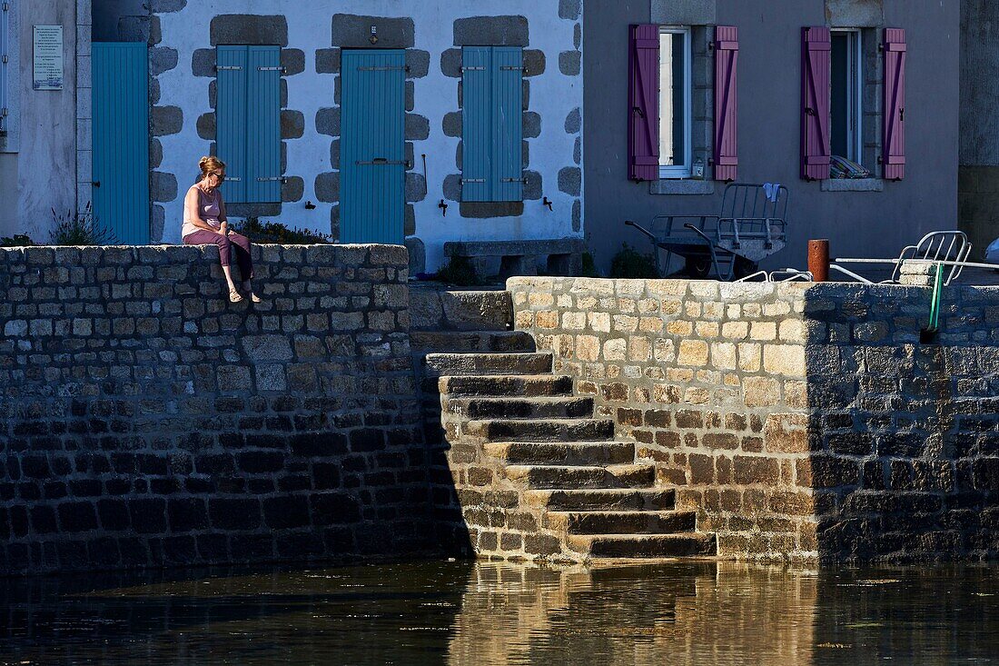 Frankreich, Finistere, Ile de Sein, Abend auf dem quai des Français Libres