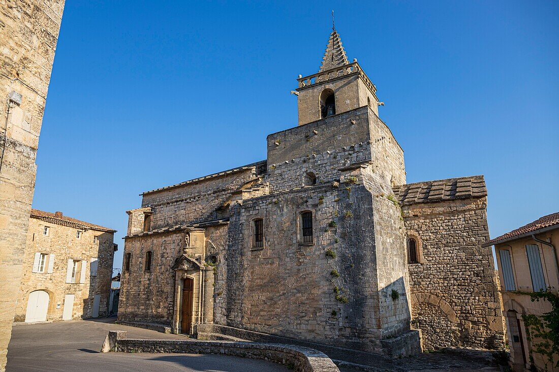 Frankreich, Vaucluse, Venasque, ausgezeichnet als die schönsten Dörfer Frankreichs, die romanische Kirche aus dem 13. Jahrhundert, die Notre-Dame gewidmet ist