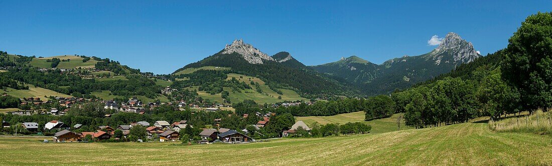 Frankreich, Haute Savoie, Chablais-Massiv, Bernex, Panoramablick auf das Dorf mit dem Benand, dem Cesar und dem Zahn von Oche