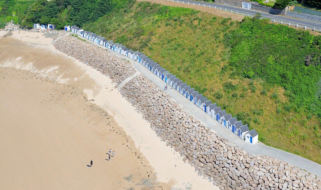 Frankreich, Manche, Cotentin, Barneville Carteret, Strandhütten am Strand von Potiniere (Luftaufnahme)