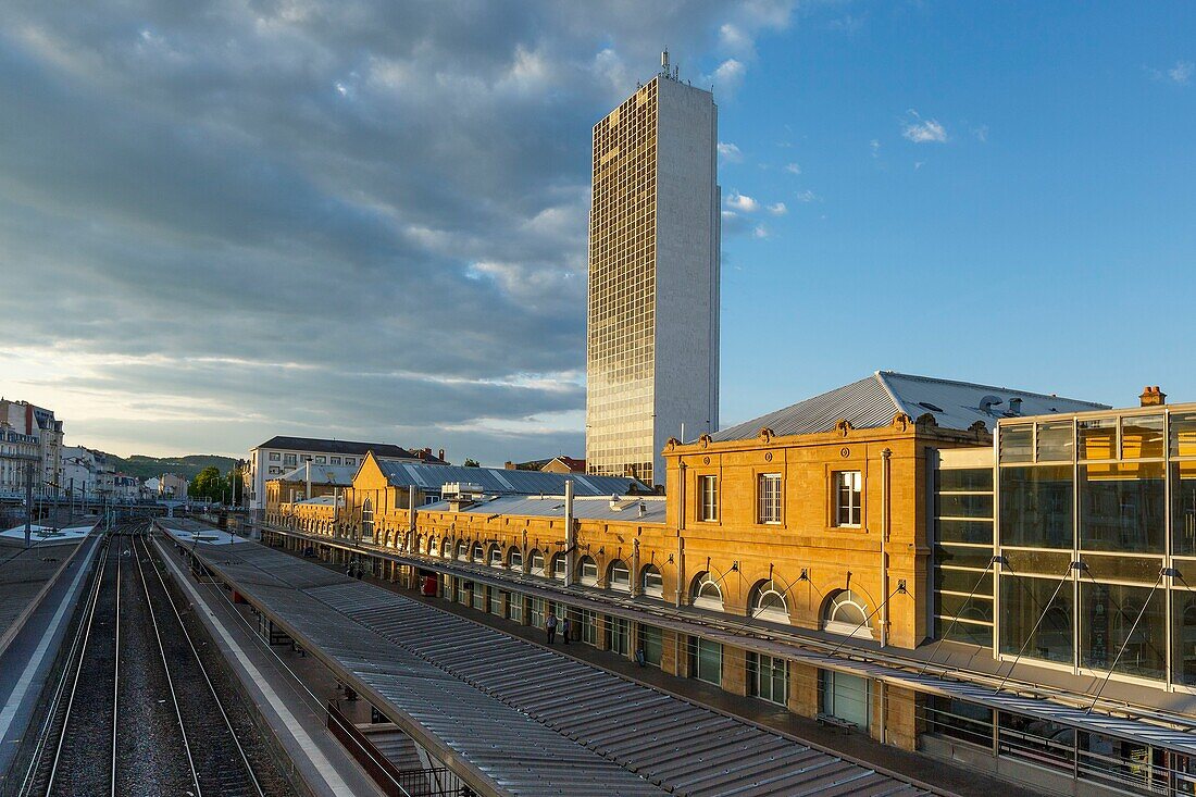 France, Meurthe et Moselle, Nancy, Nacy Ville train station and Thiers tower\n