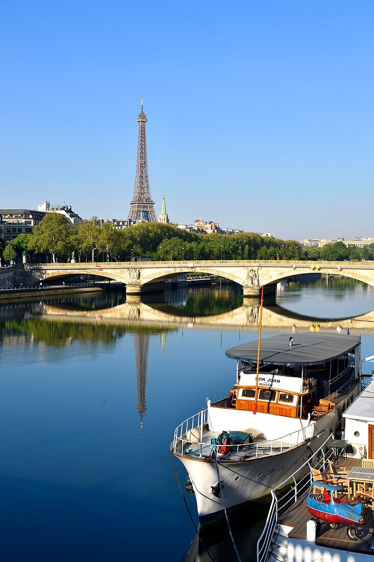 France, Paris, area listed as World Heritage by UNESCO, the banks of the Seine river, pont des Invalides bridge and the Eiffel Tower in the background\n