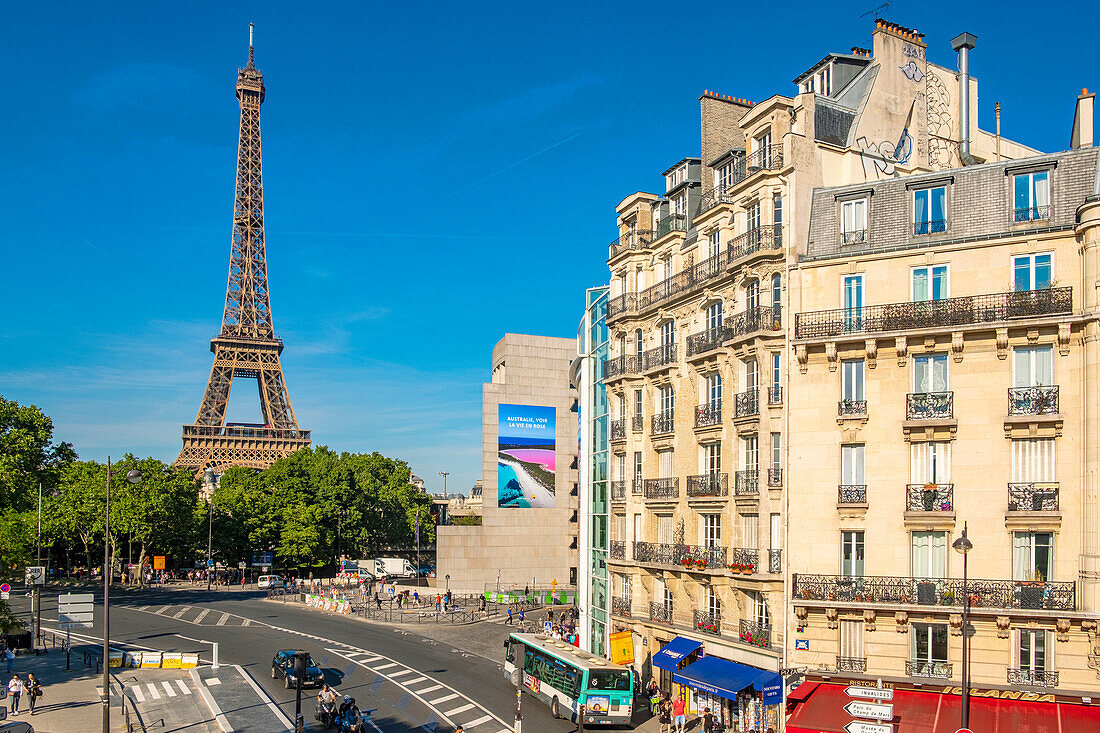 Frankreich, Paris, Gebäude Haussmanien und Eiffelturm, 15. Arrondissement